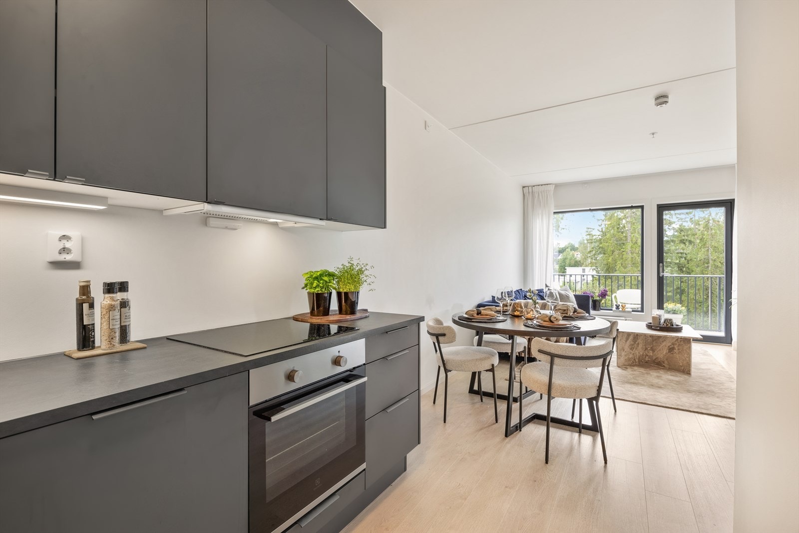 Stilrent kjøkken fra Sigdal. Takhøy kjøkkeninnredning med laminat benkeplate. Galleribilde