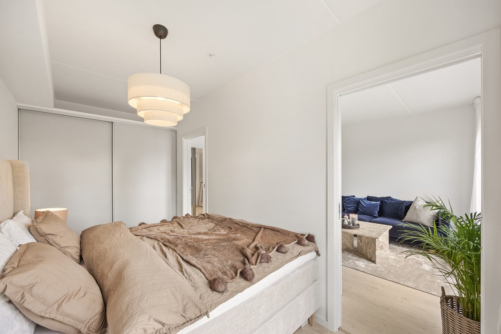 Soverom med skyvedørsgarderobe - praktisk og plassbesparende. Galleribilde