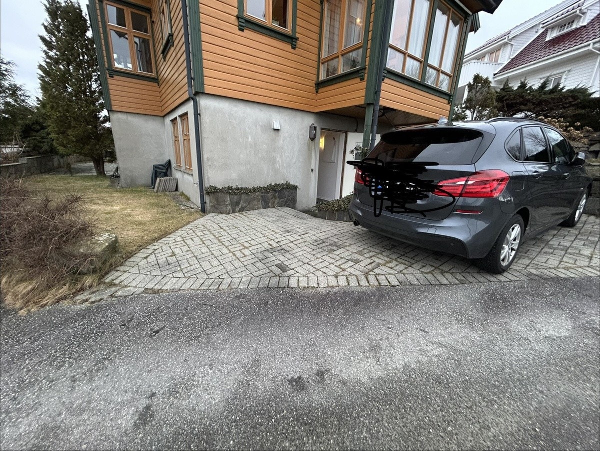 Entry with own parking and outside garden area Galleribilde