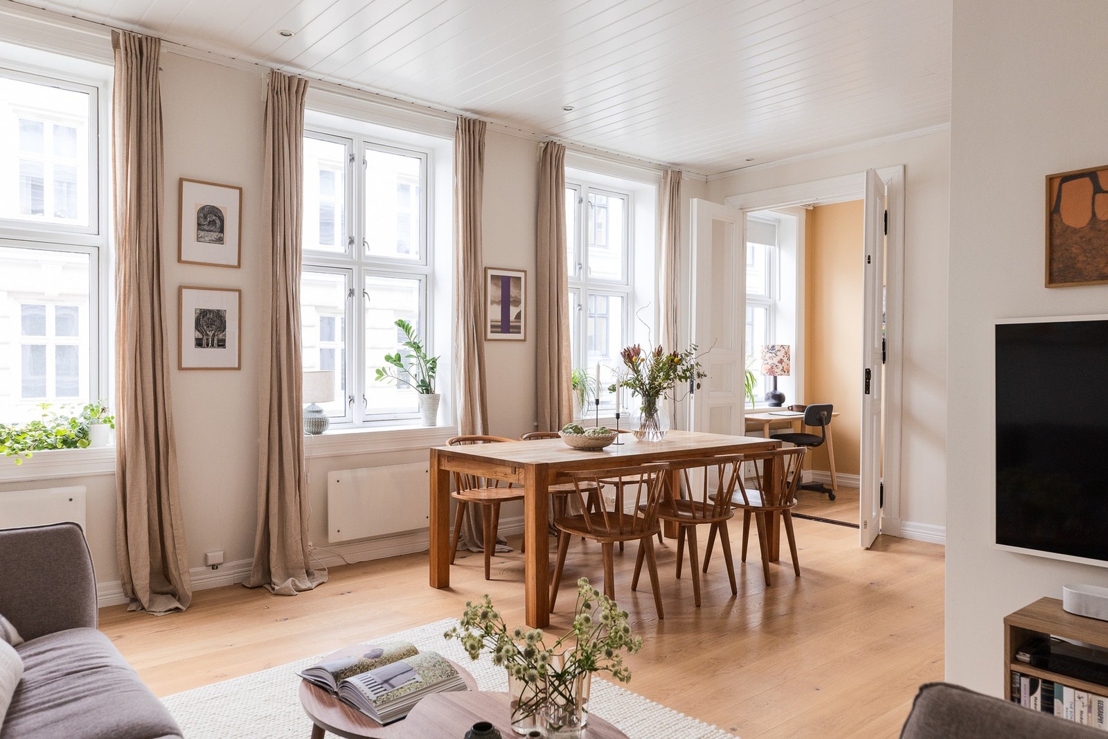 En smakfull og gjennomgående 3-roms leilighet beliggende i klassisk bygård. Galleribilde