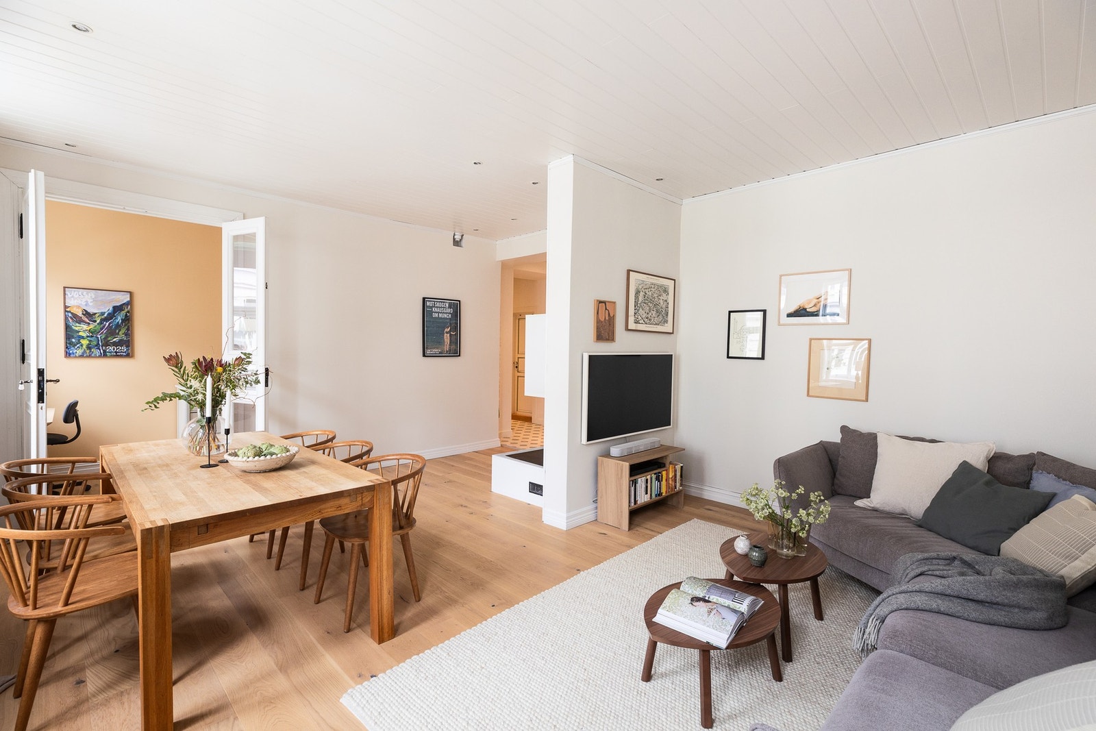 Overflatene er malt i delikate fargetoner kombinert med enstavs eikeparkett fra 2023. Galleribilde