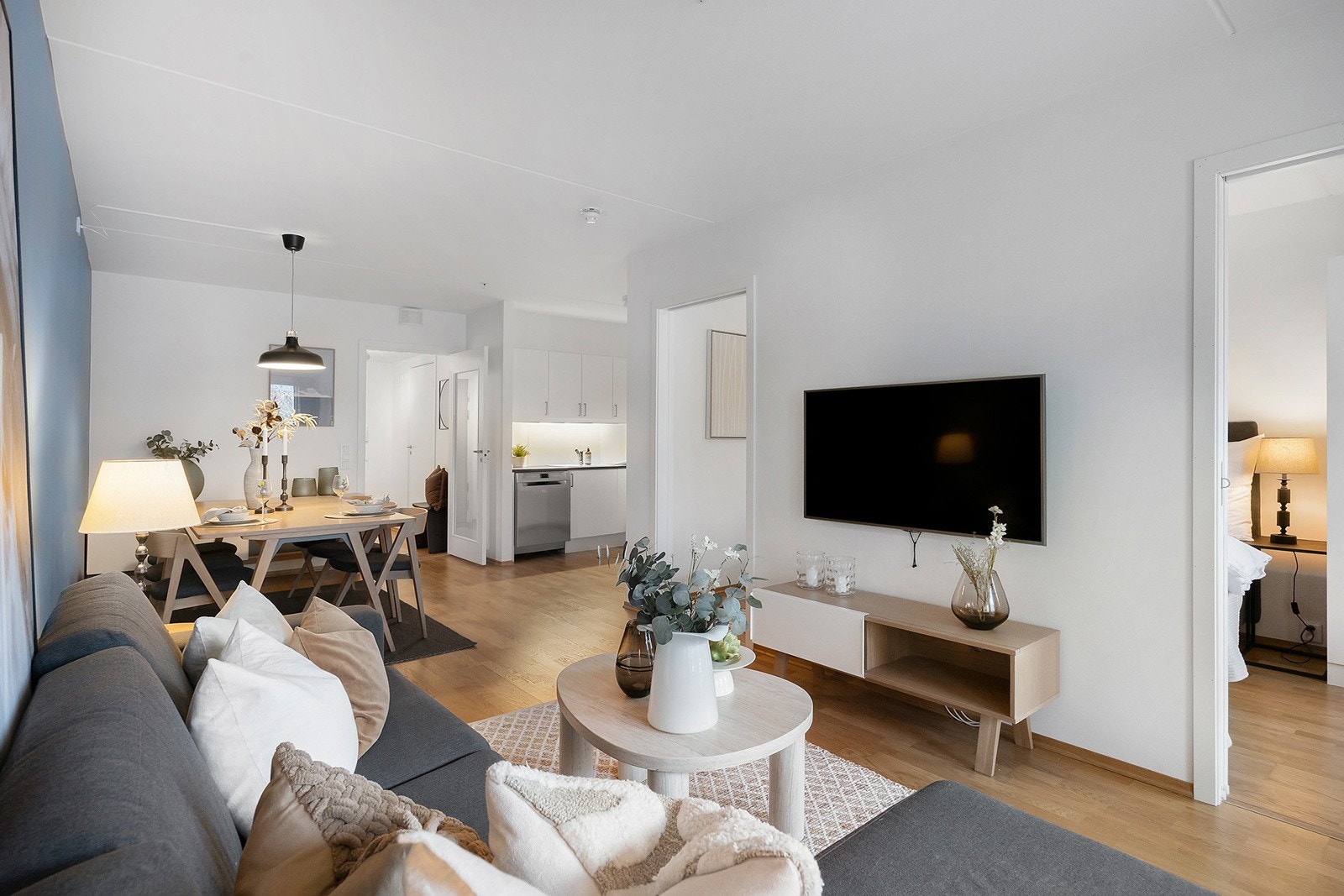 Fin plass til både sofa og spisestuebord Galleribilde