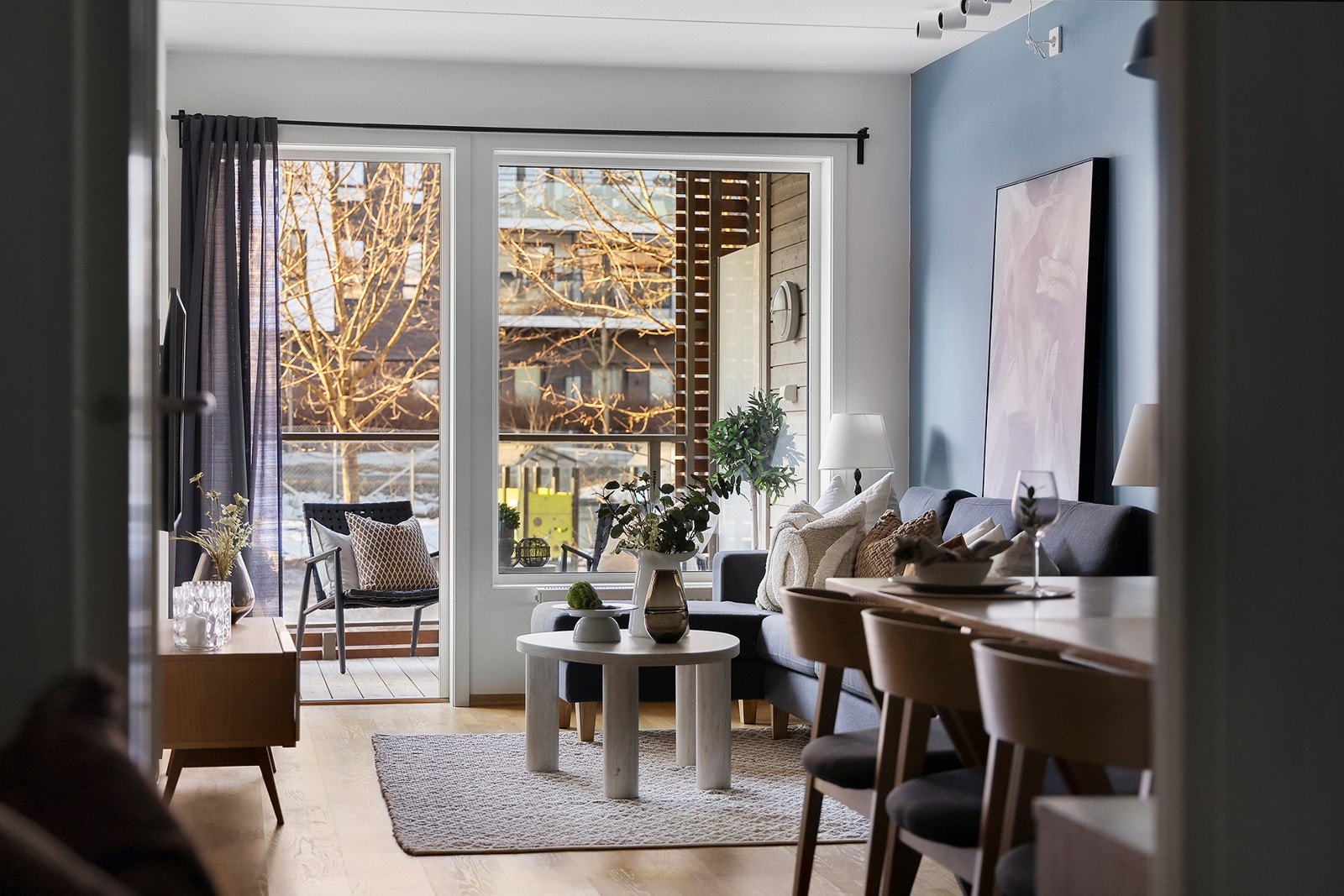 Store vindusflater i stuen Galleribilde