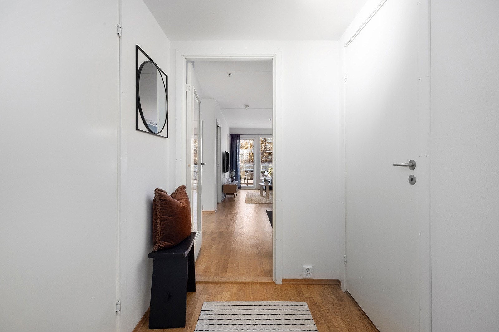 Entré med dørcalling og mulighet for oppheng og oppbevaring av sko og yttertøy Galleribilde