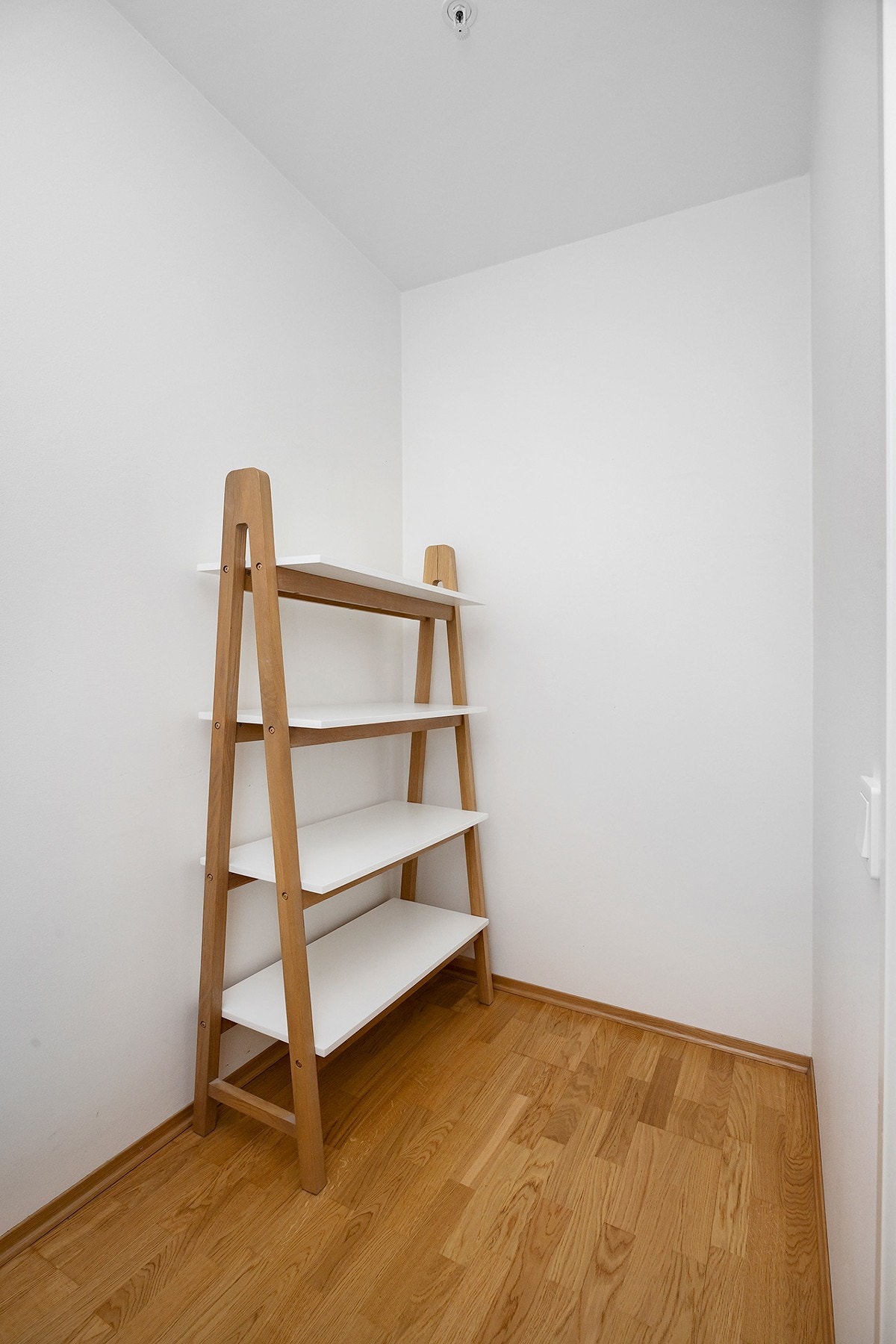 Fra entré er det adkomst til praktisk innvendig bod med gode lagringsmuligheter Galleribilde