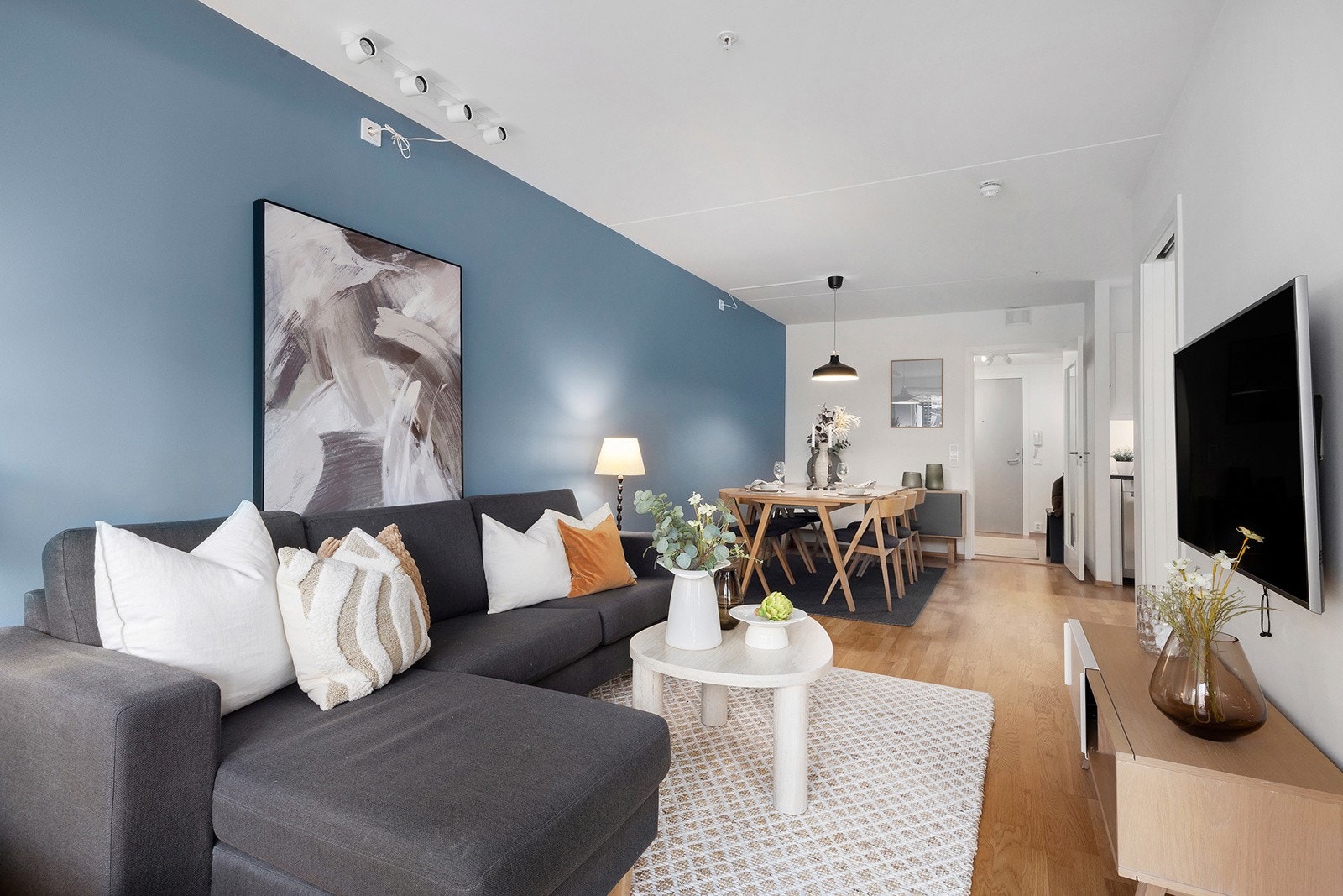 Parkett på gulv og malte slette vegger Galleribilde