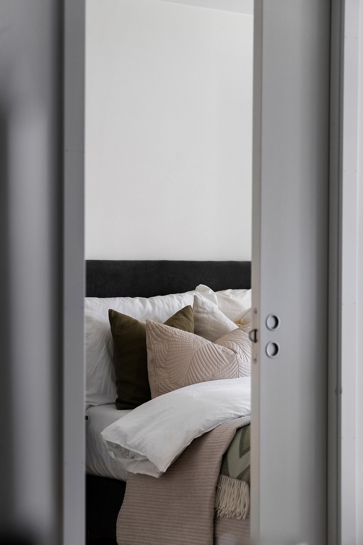 Plassbesparende skyvedører på soverom Galleribilde