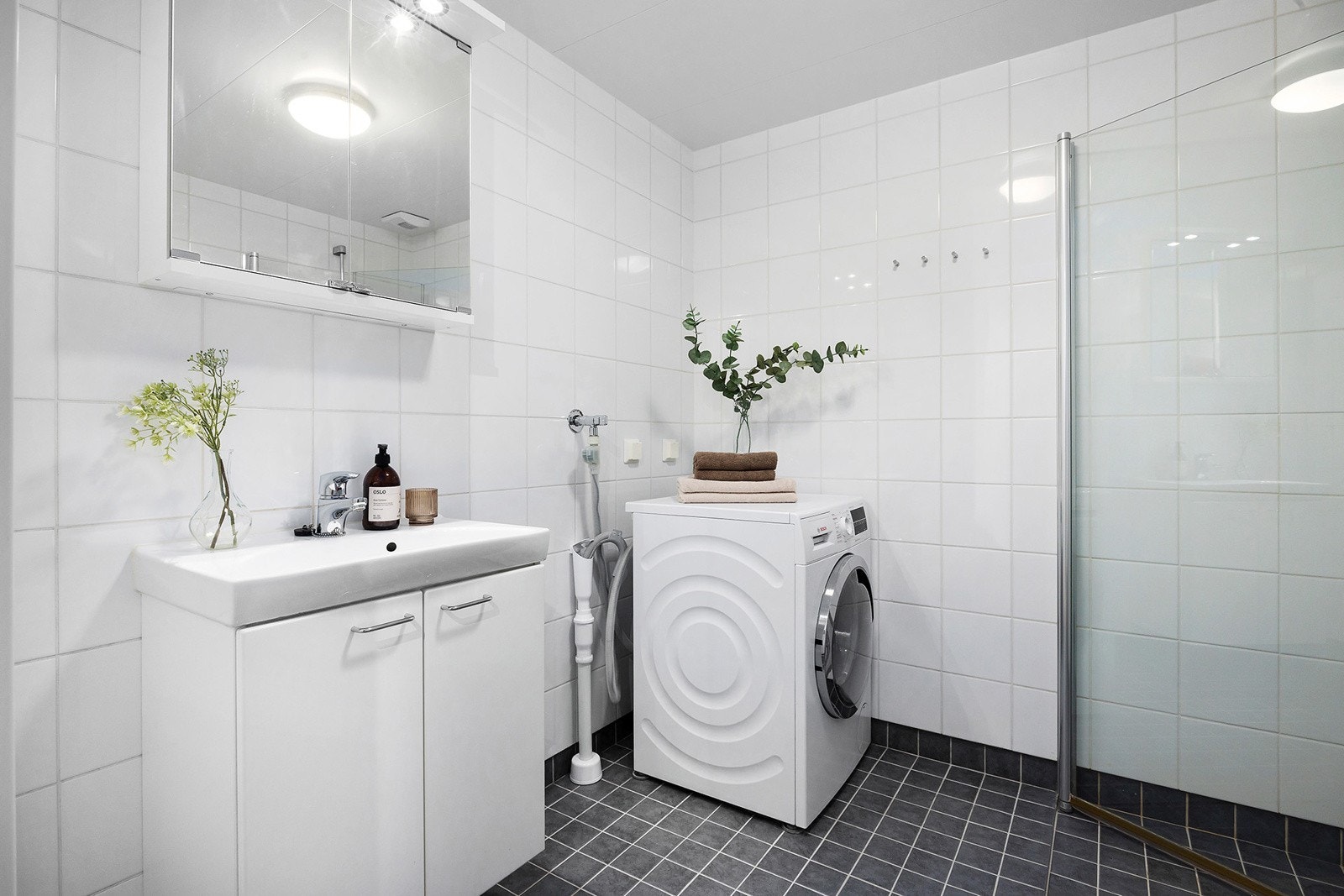 Badet har varmekabler og opplegg til vaskemaskin Galleribilde