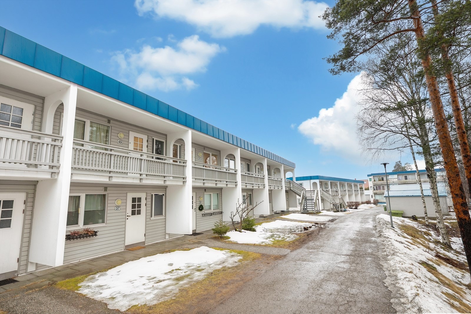 Fra hyggelige, grønne fellesareal er det enkel adkomst til leiligheten som ligger i 2. etasje. Galleribilde