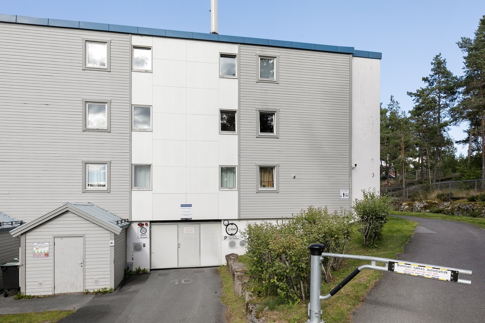 Garasjeplass i lukket garasjeanlegg følger leiligheten. Galleribilde