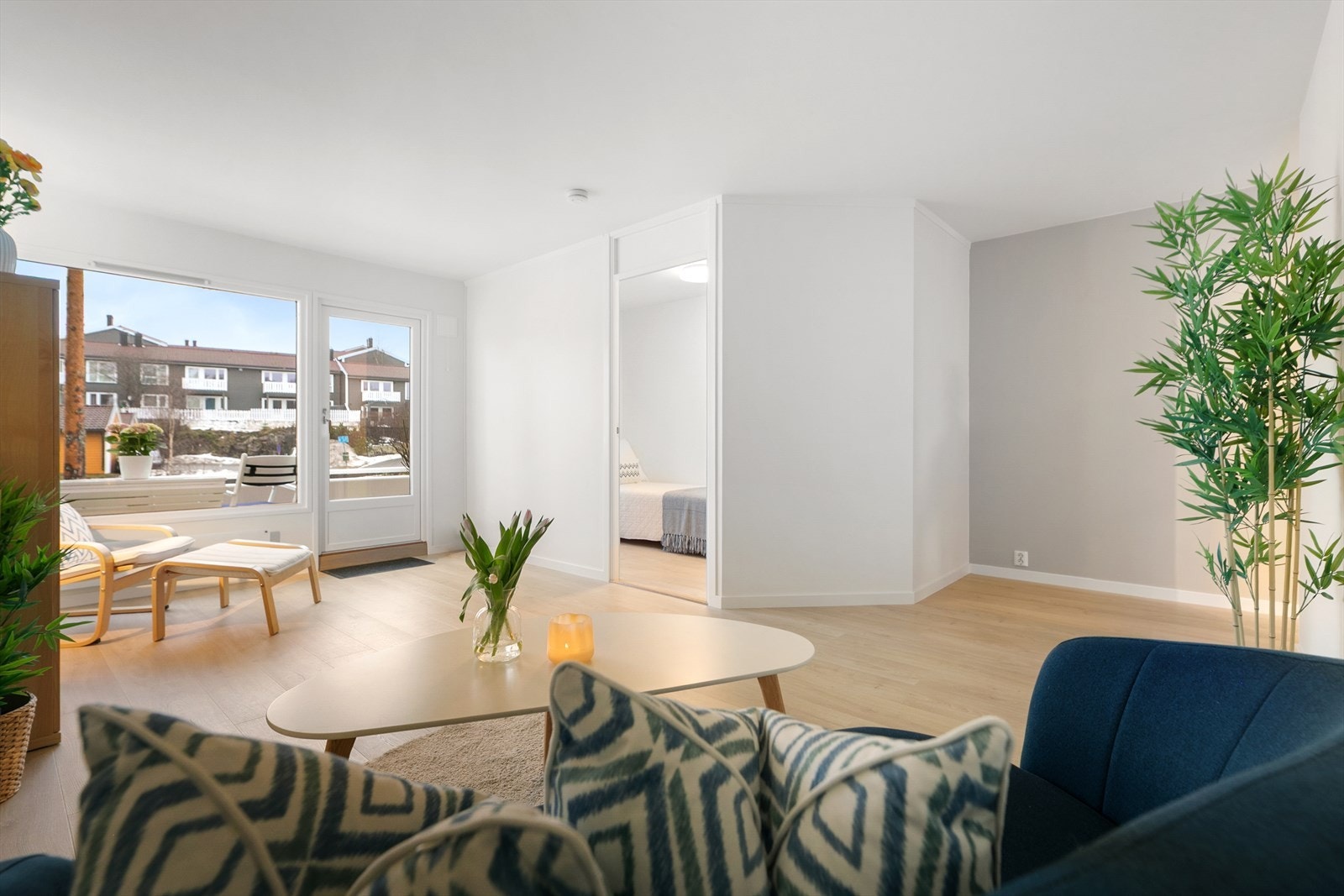 Hele leiligheten fikk et betydelig løft i 2024 med bla nye gulv i alle rom, alle vegger ble sparklet og malt, splitter nytt kjøkken, ny innredning på bad mm. Her kan dere ta med dere flyttelasset og flytte rett inn! Galleribilde