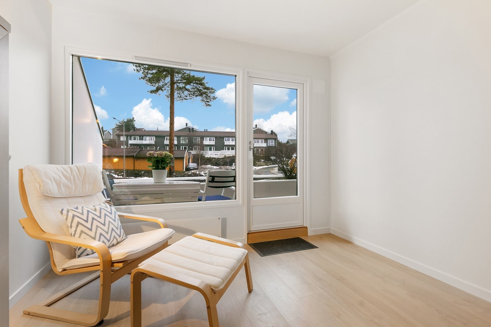 Den lyse og sosiale stuen blir fort stedet å samle familie og venner! Store vinduer sikrer godt med naturlig lys og luft i rommet. Galleribilde