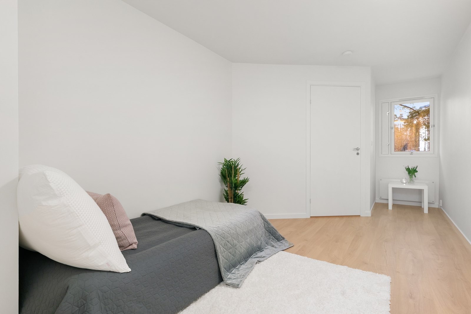 Her er det plass til dobbeltseng, nattbord og garderobeskap. Rommet vender ut mot rolig grøntområde, noe som sikrer en god natts søvn. Galleribilde