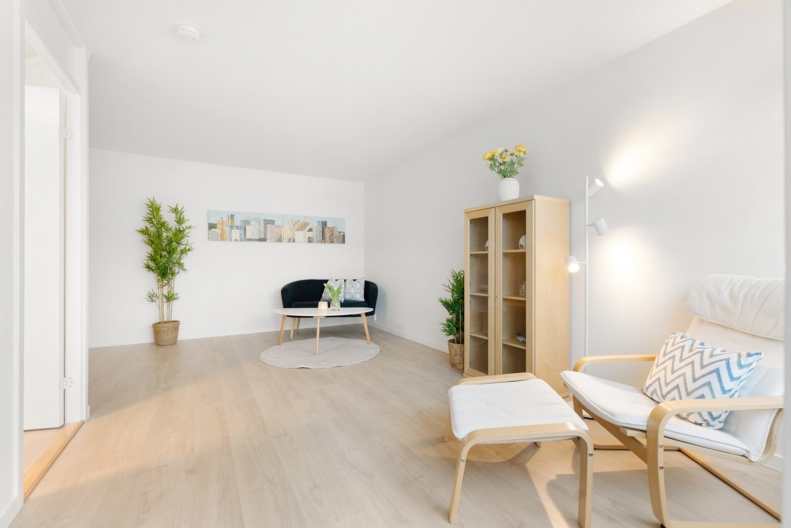 Her er det naturlig til sofagruppe, bord og TV-benk. Alle overflater ble sparklet og malt i 2024, i tillegg til at det ble lagt nye gulv i alle rom. Her er det enkelt å møblere etter egne ønsker og behov. Galleribilde