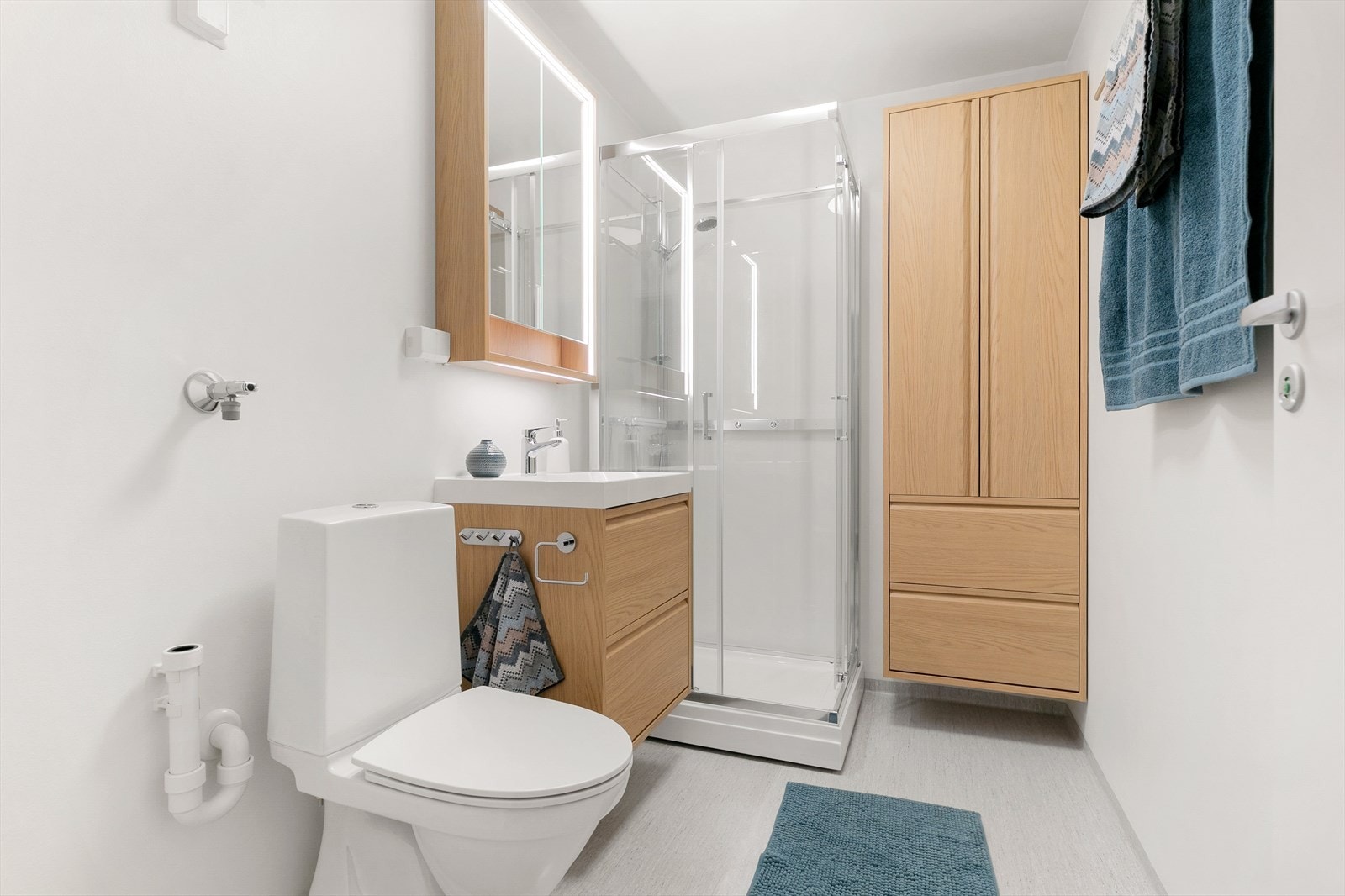 Badet er oppgradert med belegg på gulv fra 2014 og
vegger ble oppgradert med Jotun våtromsystemer i 2026. Galleribilde