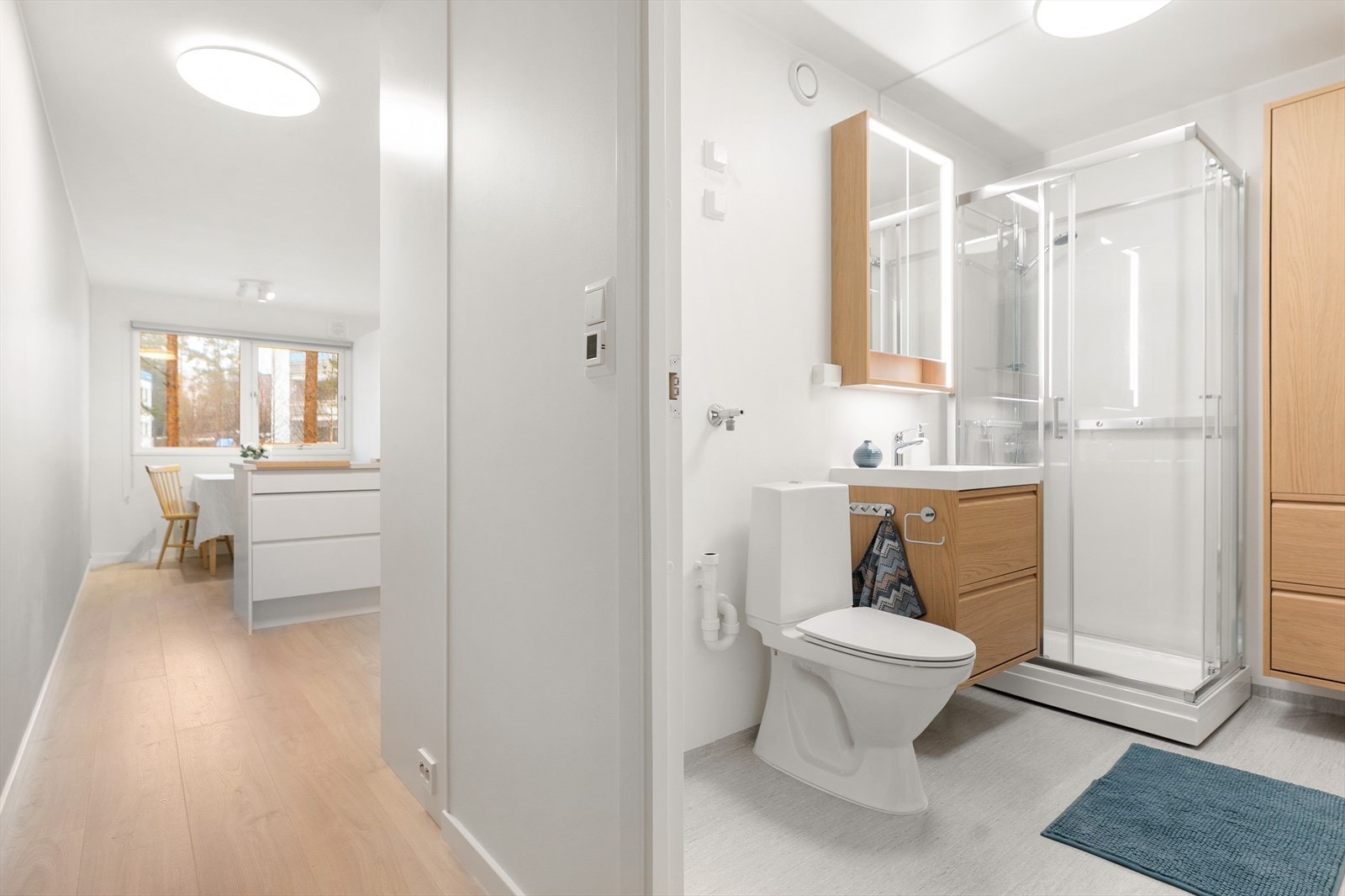 Badet ligger praktisk plassert mellom alle rom i boligen. Galleribilde