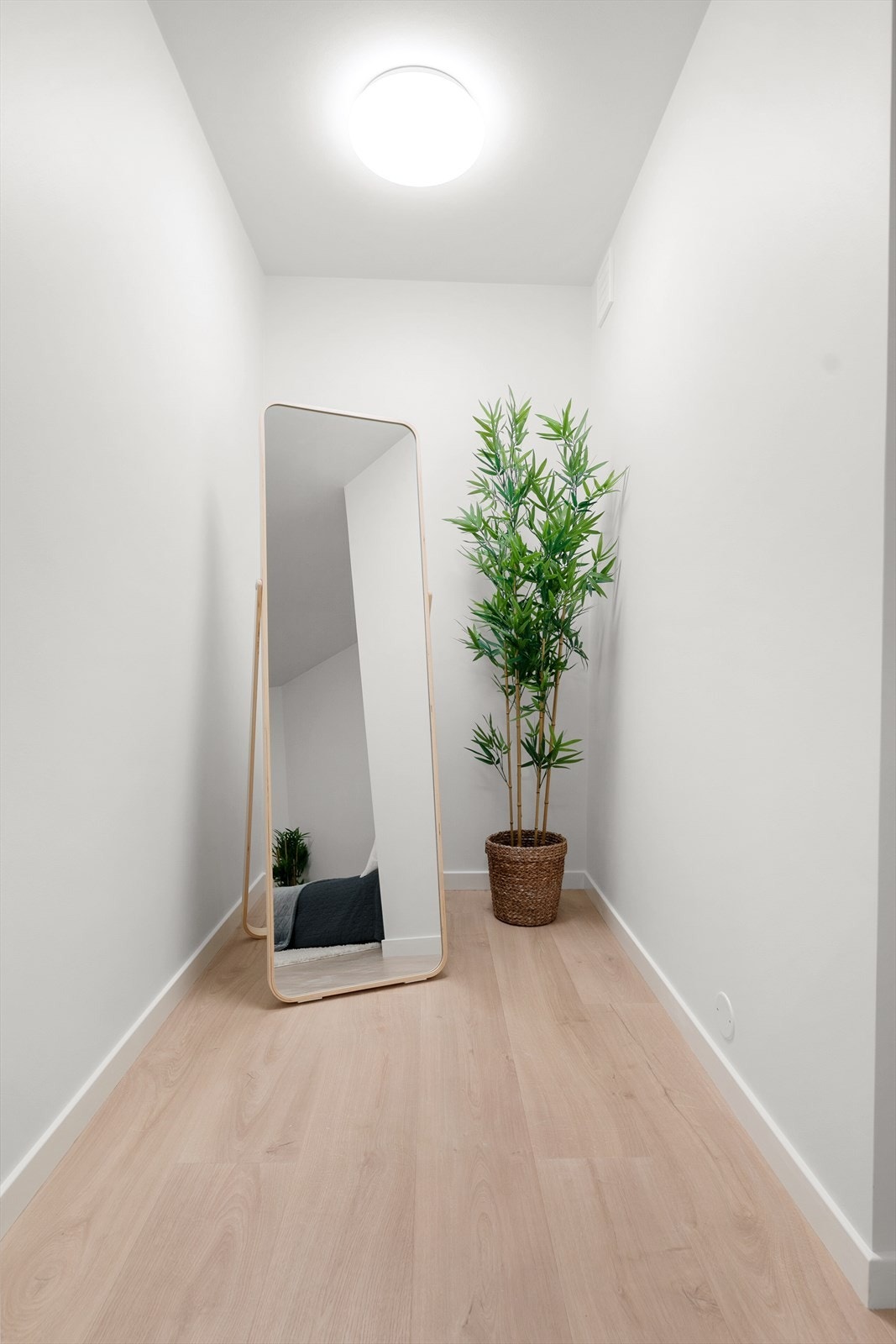 Alle vegger er sparklet og malt, og det er lagt nytt gulv i 2024. Galleribilde