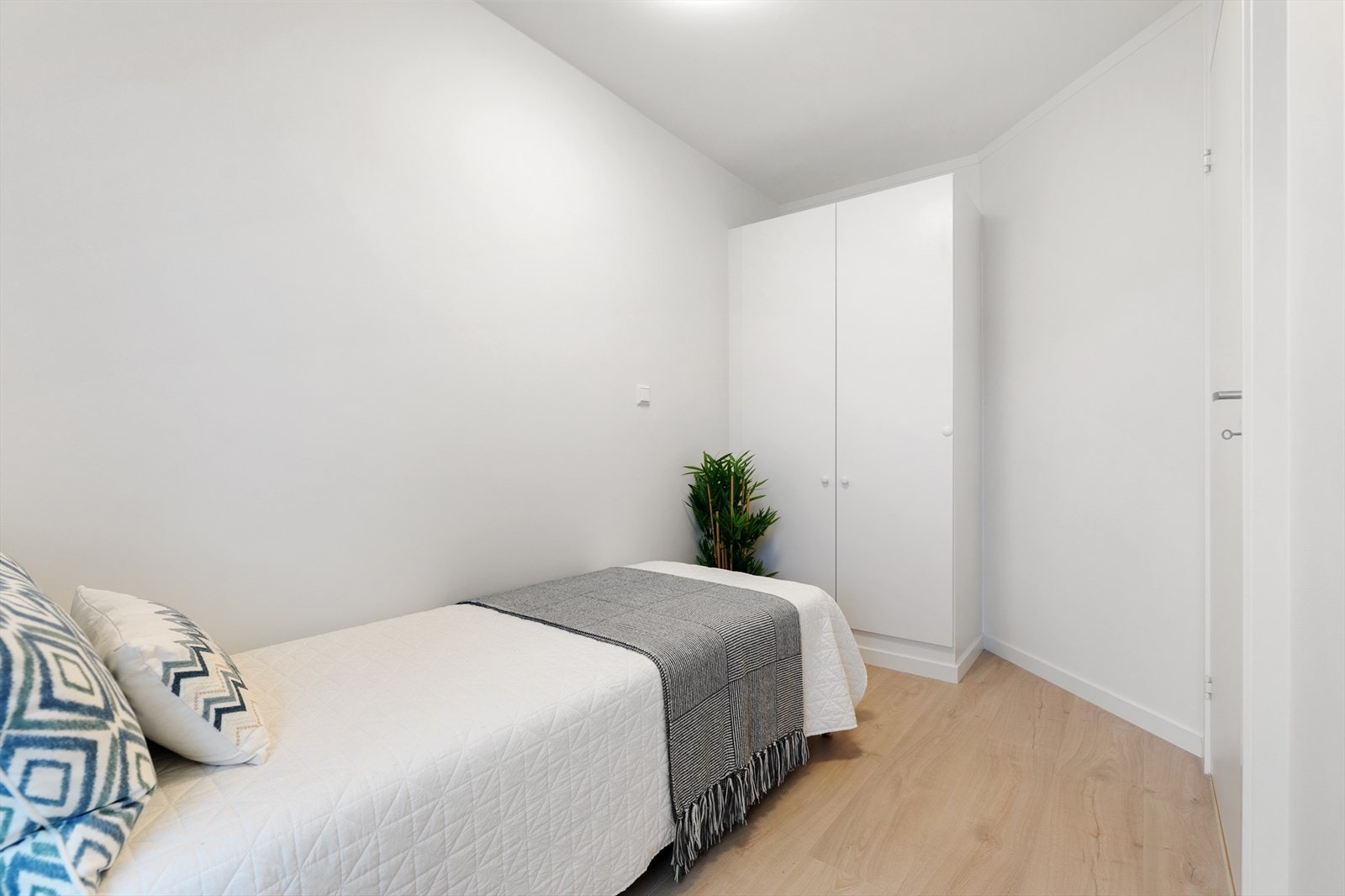 Her er det plass til seng, nattbord og garderobeskap. Galleribilde