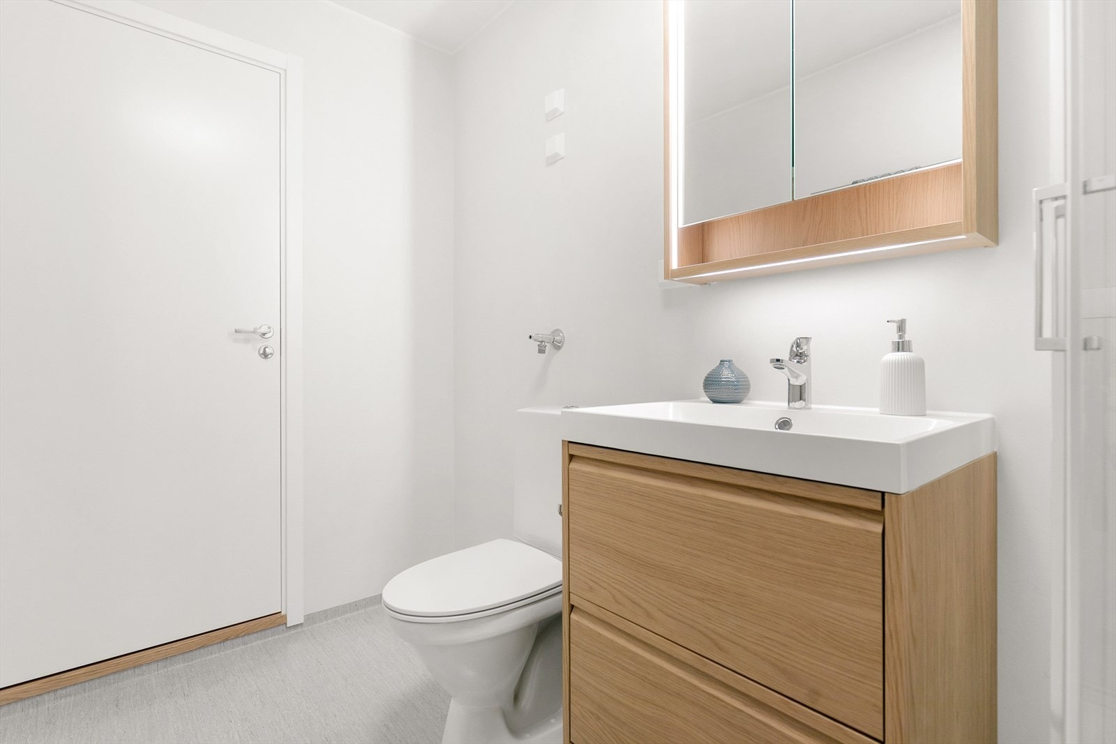 Badet inneholder dusjkabinett, servant med underskap,
speilskap med lys, opplegg for vaskemaskin, høyskap og wc fra 2024.
Dette er et herlig sted å starte dagen! Galleribilde