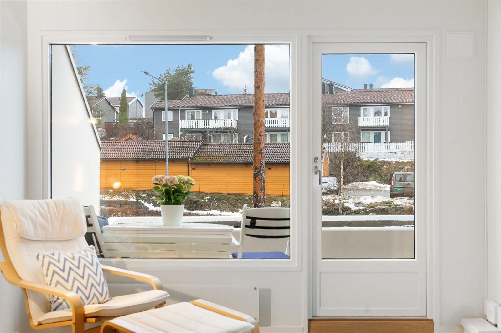Fra stuen er det utgang til den herlige, vestvendte balkongen på ca 6 m². Galleribilde