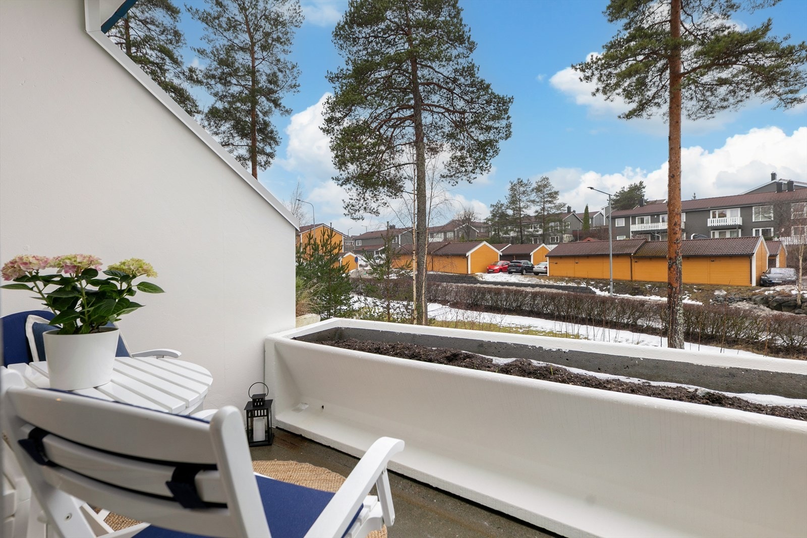 Med herlig utsyn og sol kan varme dager nytes her ute. Galleribilde