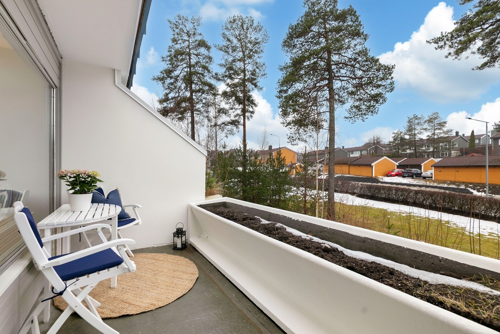 Balkongen blir som en naturlig forlengelse av stuen og gir rom for hyggelige stunder i rolige omgivelser. Her kan de varme dagene nytes! Galleribilde