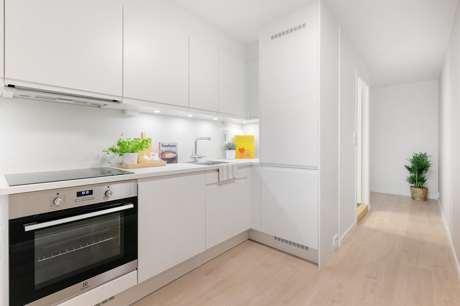 Selve innredningen er svært delikat med lyse fronter og laminat benkeplate. Det er godt med oppbevaringsplass i skuffer og skap som gjør det enkelt å holde orden. Galleribilde