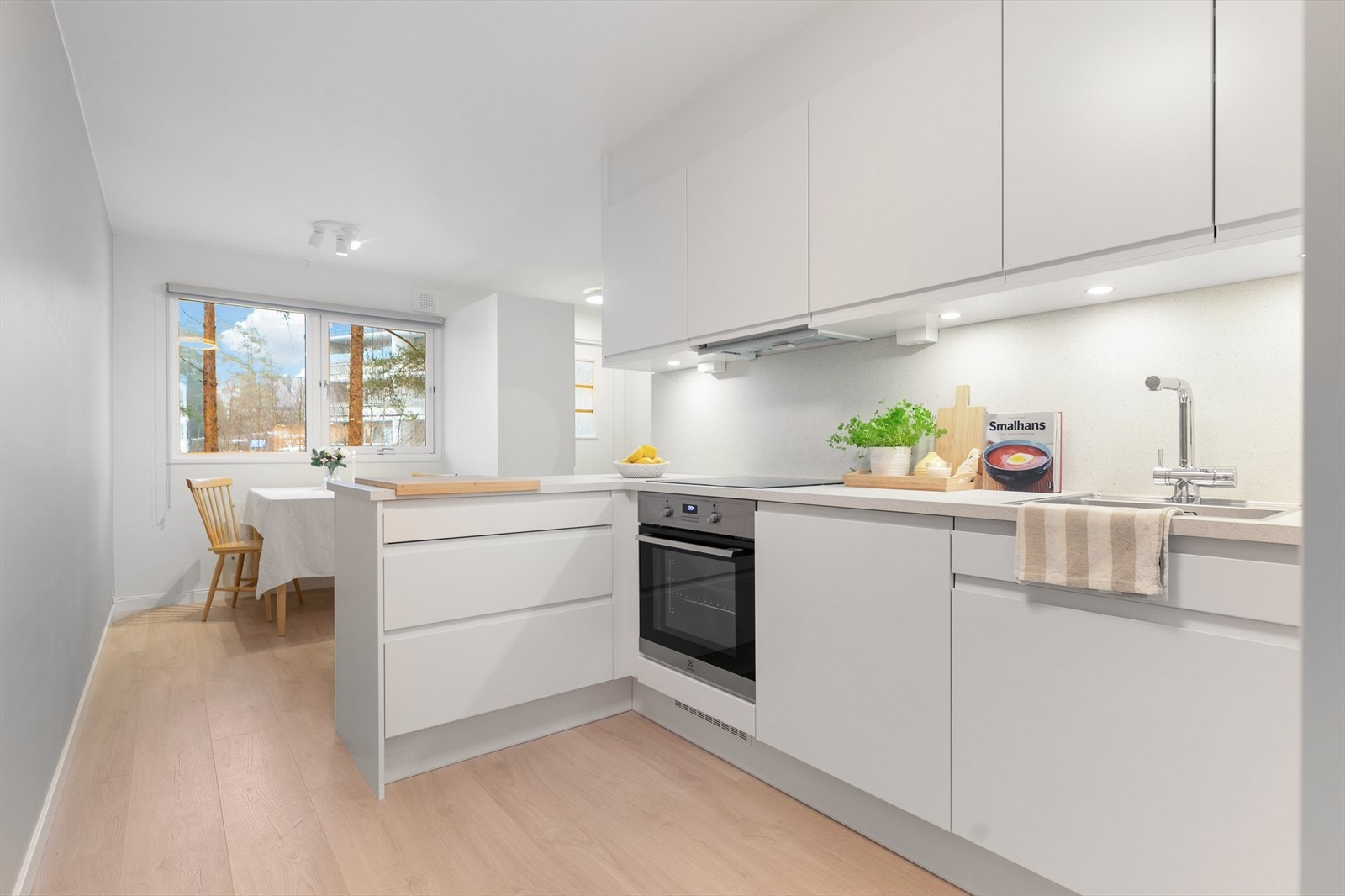 I 2024 ble kjøkkenet totalrenovert med splitter ny innredningen fra Norema, nye hvitevarer, Waterguard og alt dere kan drømme om. Galleribilde