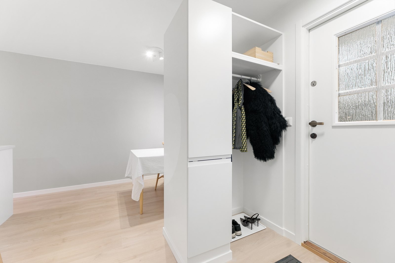 I det dere kommer inn i boligen får dere umiddelbart et godt førsteinntrykk. Inngangspartiet er delt av med et praktisk skap med plass til jakken og sko. Her er det hyggelig å komme hjem! Galleribilde