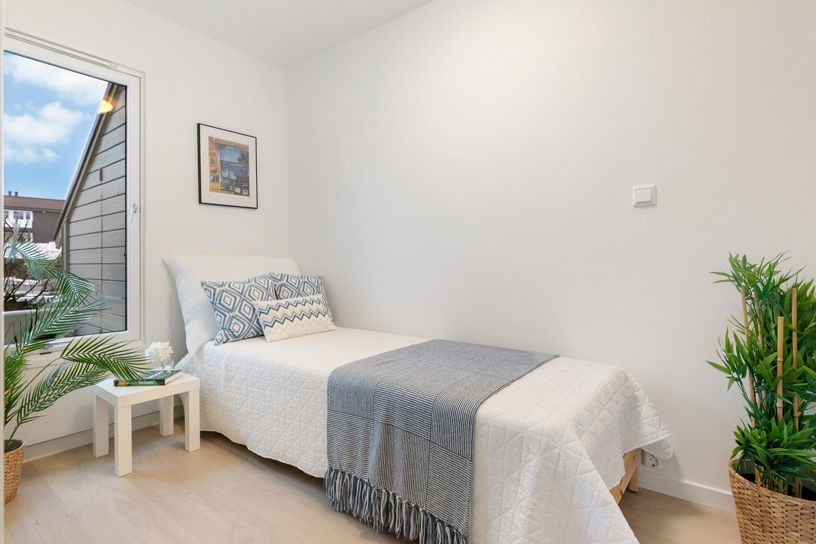 Fra stuen er det adkomst til boligens andre soverom. Dette rommet egner seg utmerket som barnerom, gjesterom eller kontor. Galleribilde