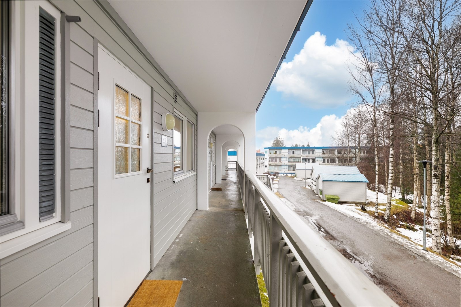 Via utvendig trapp og svalgang tar du deg til leiligheten. Galleribilde