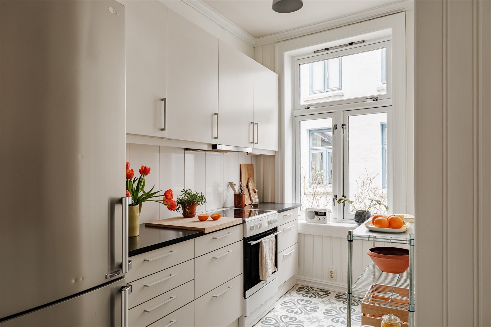 Kjøkkeninnredning fra HTH (2011) med glatte fronter og laminert benkeplate. Galleribilde