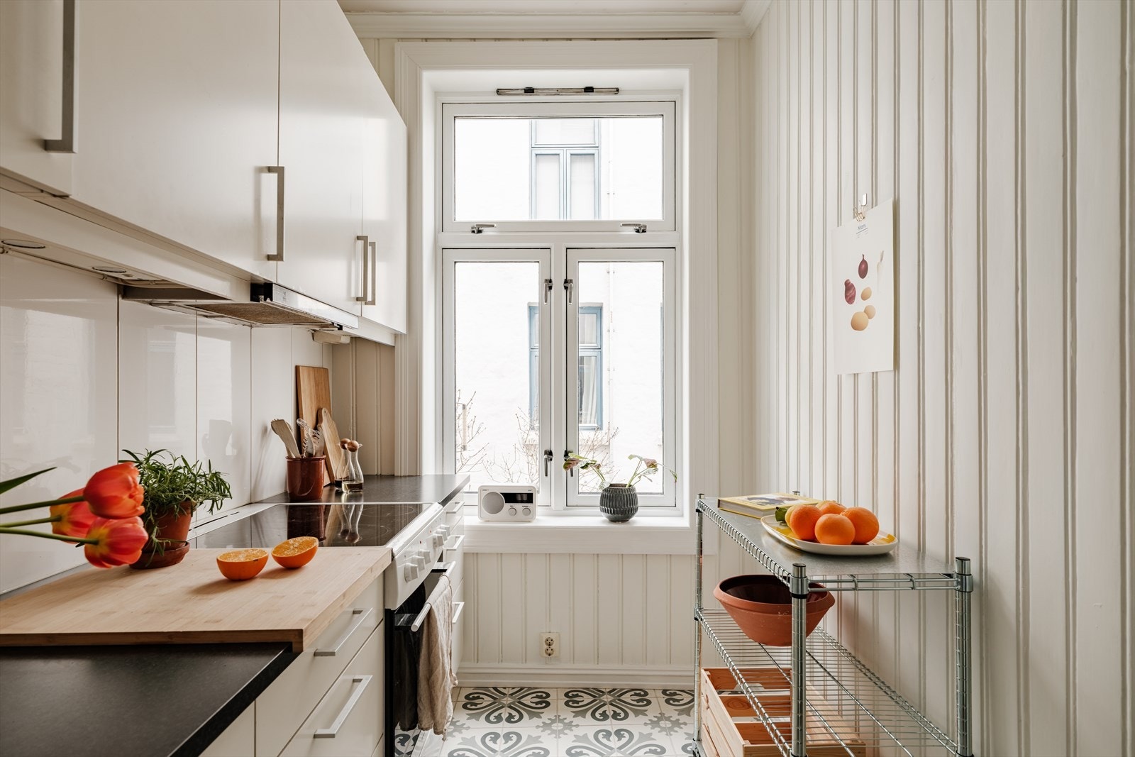 Store vindusflater og dype vinduskarmer også her! Galleribilde