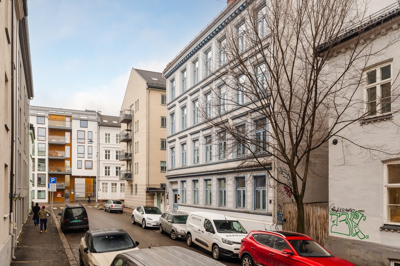 Leiligheten har gangavstand til hyggelige handlegater, kafeer, et variert servicetilbud, samt god offentlig kommunikasjon med buss, trikk og T-bane. Galleribilde