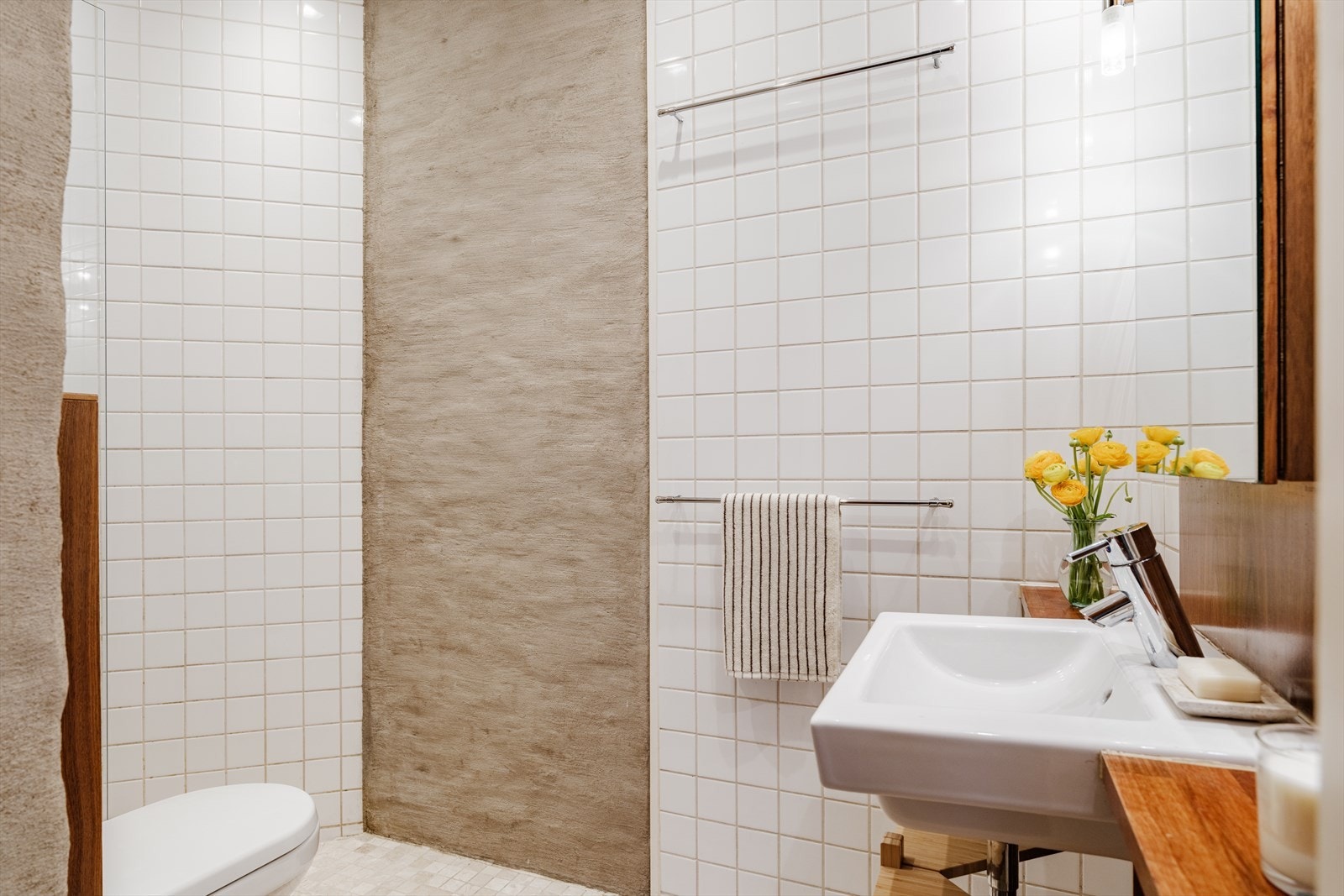 Badet består av servant, speilskap, toalett og dusjnisje. Galleribilde