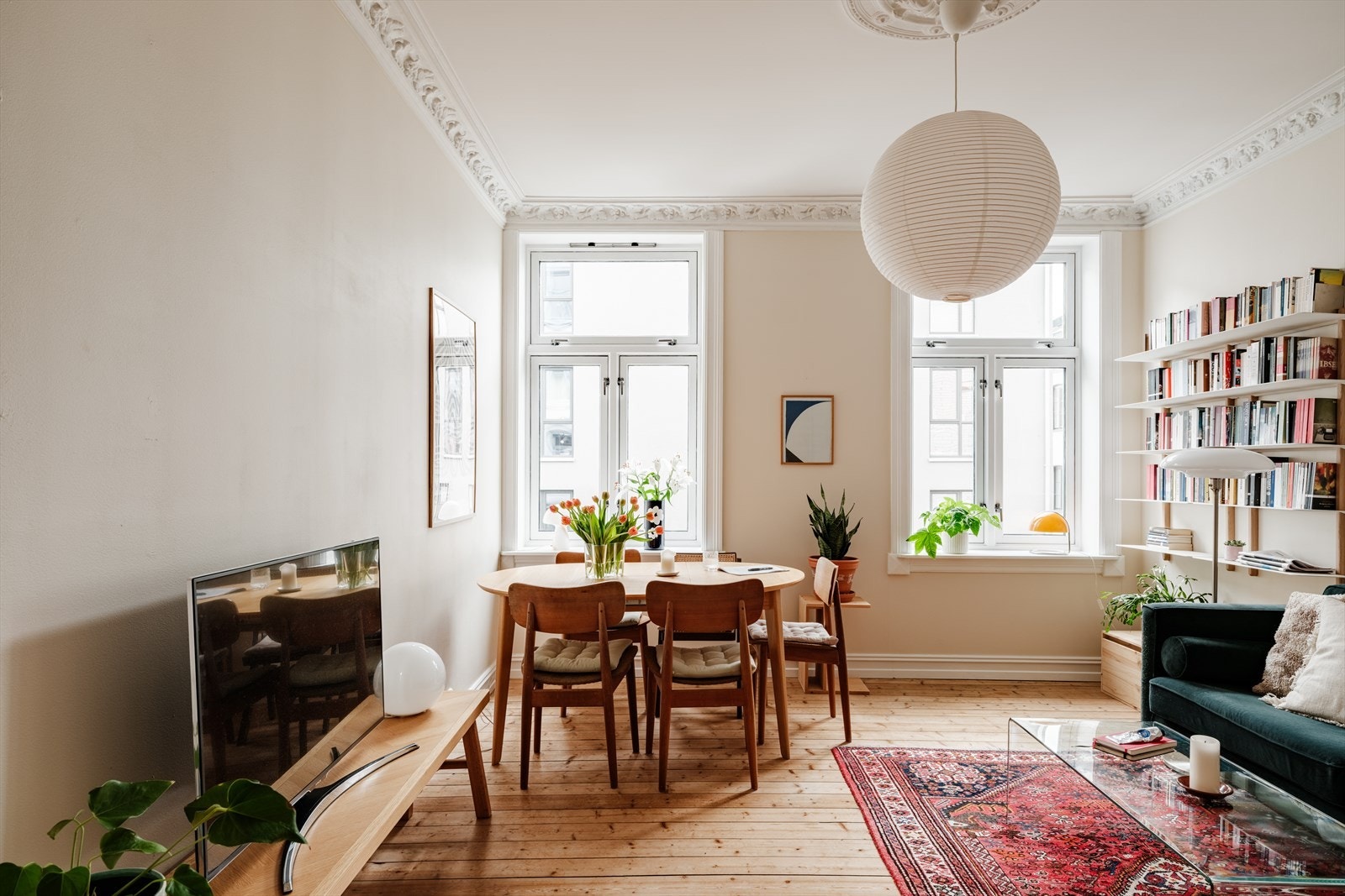 Stuen er av god størrelse, og har plass til både sofagruppe, tv-møblement og spisegruppe. Galleribilde