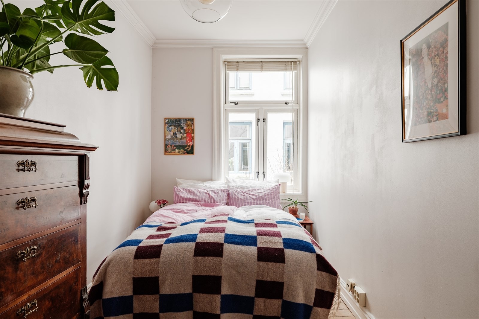 Rommet vender mot rolig bakgård. Galleribilde