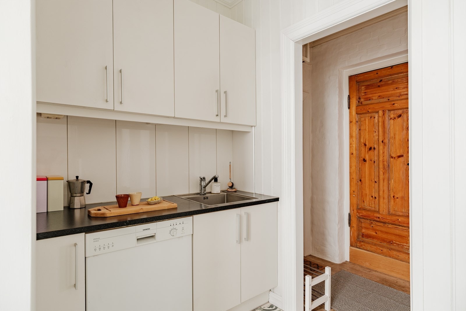 Av hvitevarer er kjøkkenet utstyrt med kjøl/fryseskap og komfyr med platetopp. Galleribilde