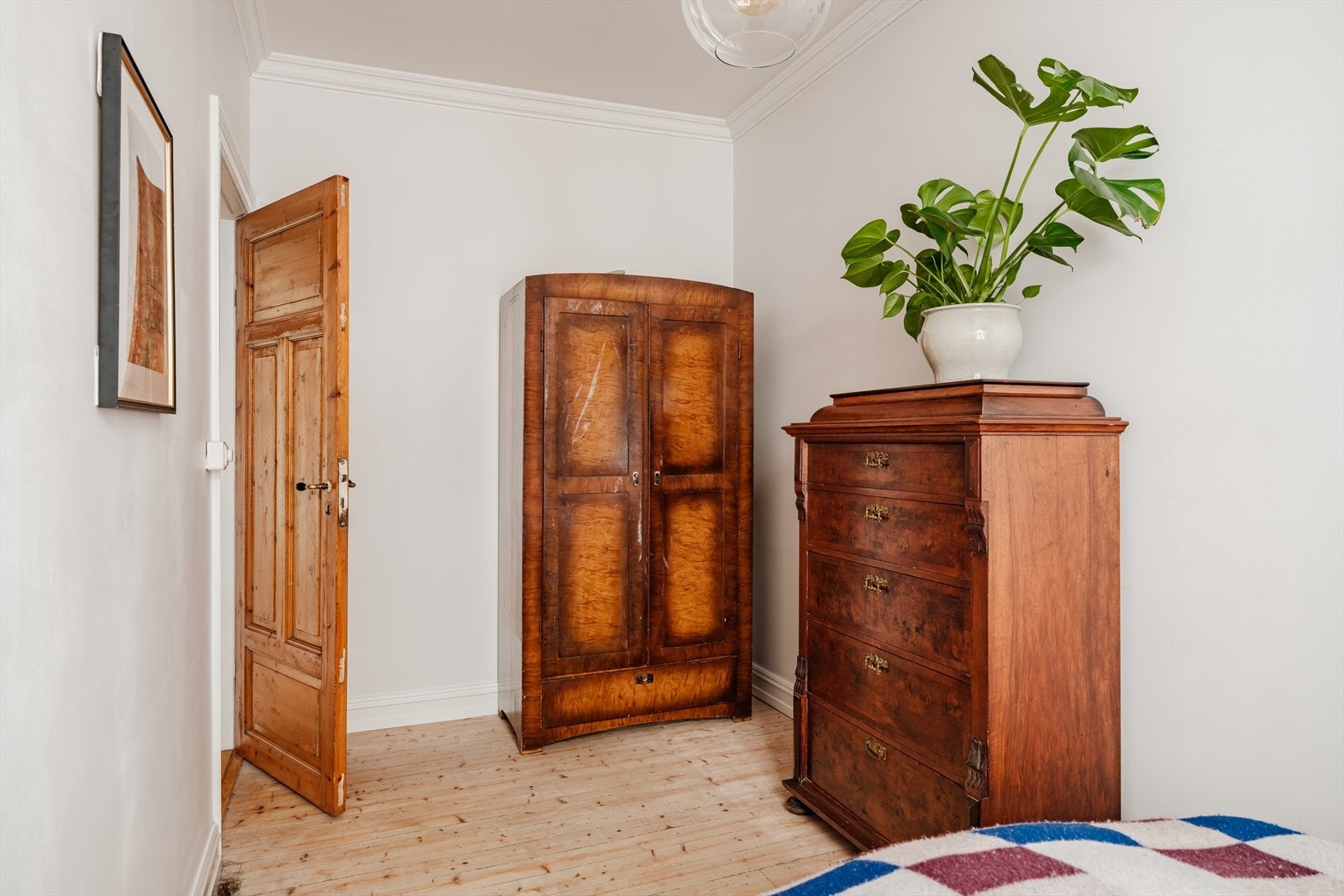 Her er det plass til dobbeltseng og garderobeløsninger. Galleribilde