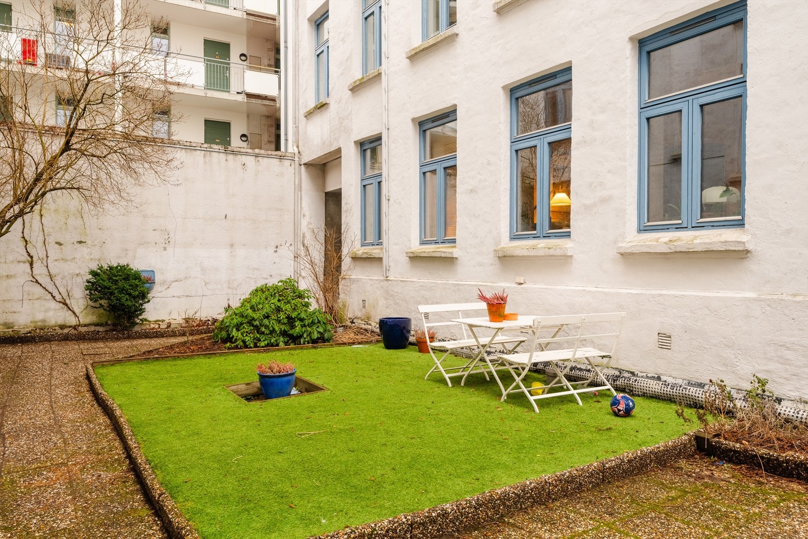 Borettslaget har en trivelig bakgård med beplantning og sittegruppe. Galleribilde