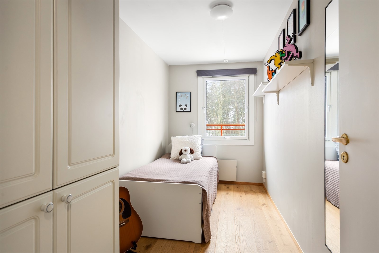 Soverom 2 er også av god størrelse og har plass til både seng og øvrig møblement. Rommet er fleksibelt og kan enkelt benyttes som barnerom, gjesterom eller hjemmekontor, tilpasset dine behov. Det ble lagt ny parkett på gulvet i 2022. Galleribilde