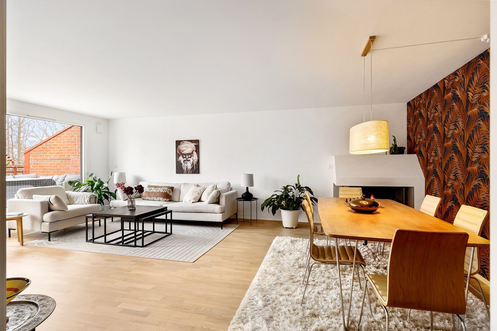 Planløsningen åpner opp for flere møbleringsmuligheter med god plass til sofagruppe, TV-møbler og spisebord med tilhørende stoler. Galleribilde