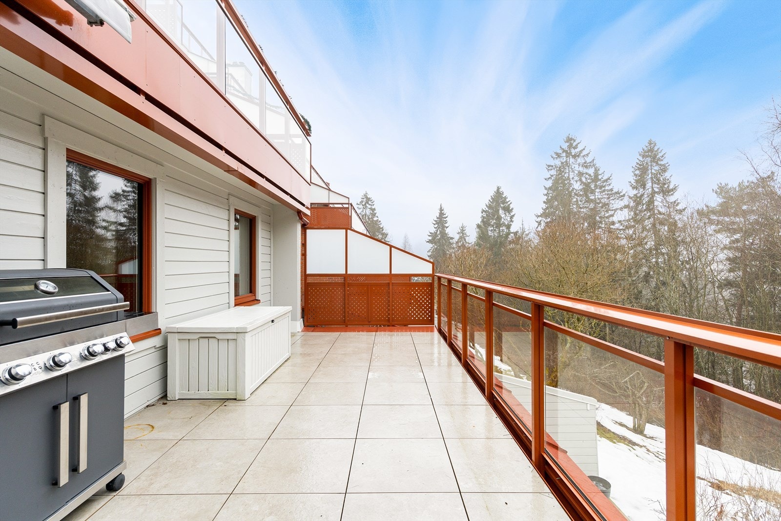 I vår- og sommerhalvåret blir balkongen en naturlig forlengelse av stuen, perfekt for hyggelige stunder med familie og venner. Her kan du enkelt skape en koselig uteoase med utemøbler, beplantning og en gassgrill. Galleribilde