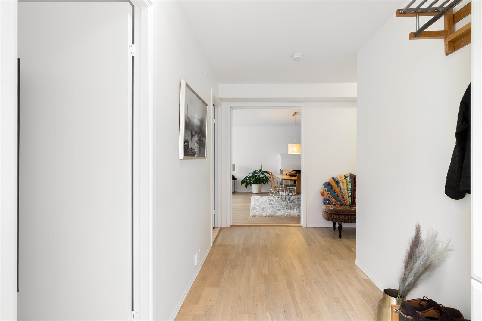 Leiligheten har en svært romslig gang med gode møblerings- og oppbevaringsmuligheter. Galleribilde