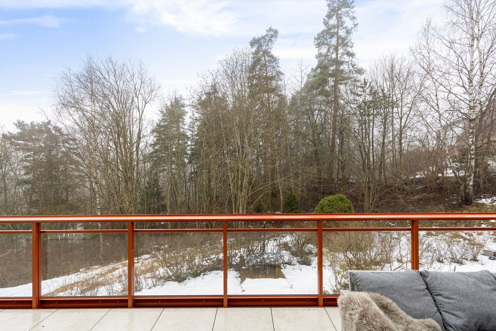Skjermet og tilbaketrukket beliggenhet med uten innsyn, noe som gir gode muligheter for privatliv og rolige omgivelser. Veranda ble renovert i regi av sameie i 2025. Galleribilde