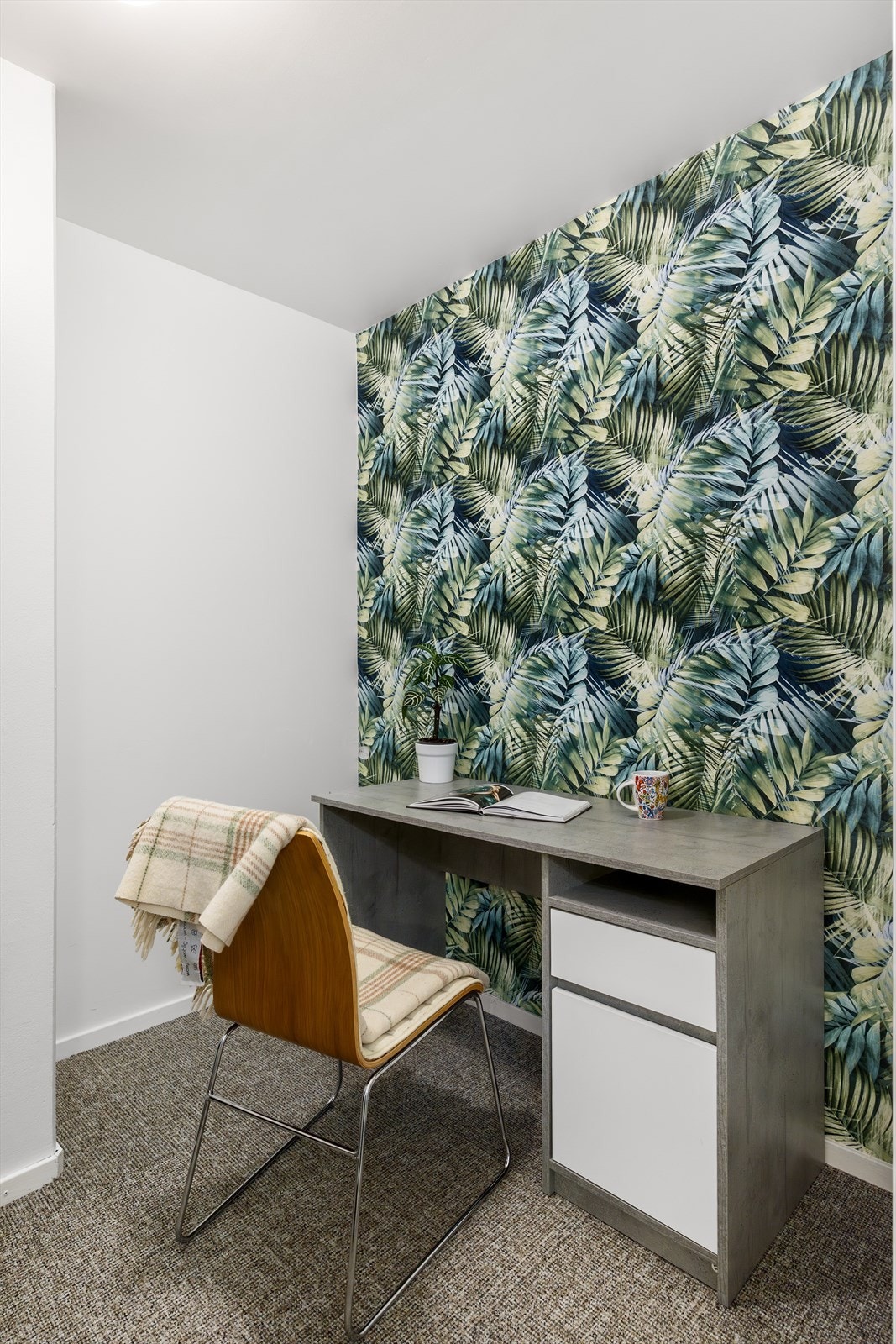 Fra badet er det direkte adkomst til en romslig bod med god oppbevaringsplass til klær, sko og annet utstyr. Boden har vegg-til-vegg-teppe på gulv, malte veggflater (én vegg med tapet) og malt himling. Boden er innredet med hyller. Galleribilde