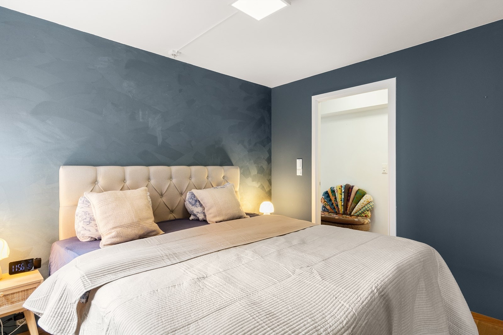 Det ble lagt ny parkett på gulvet i 2022, noe som gir rommet et oppdatert og velholdt preg. Galleribilde