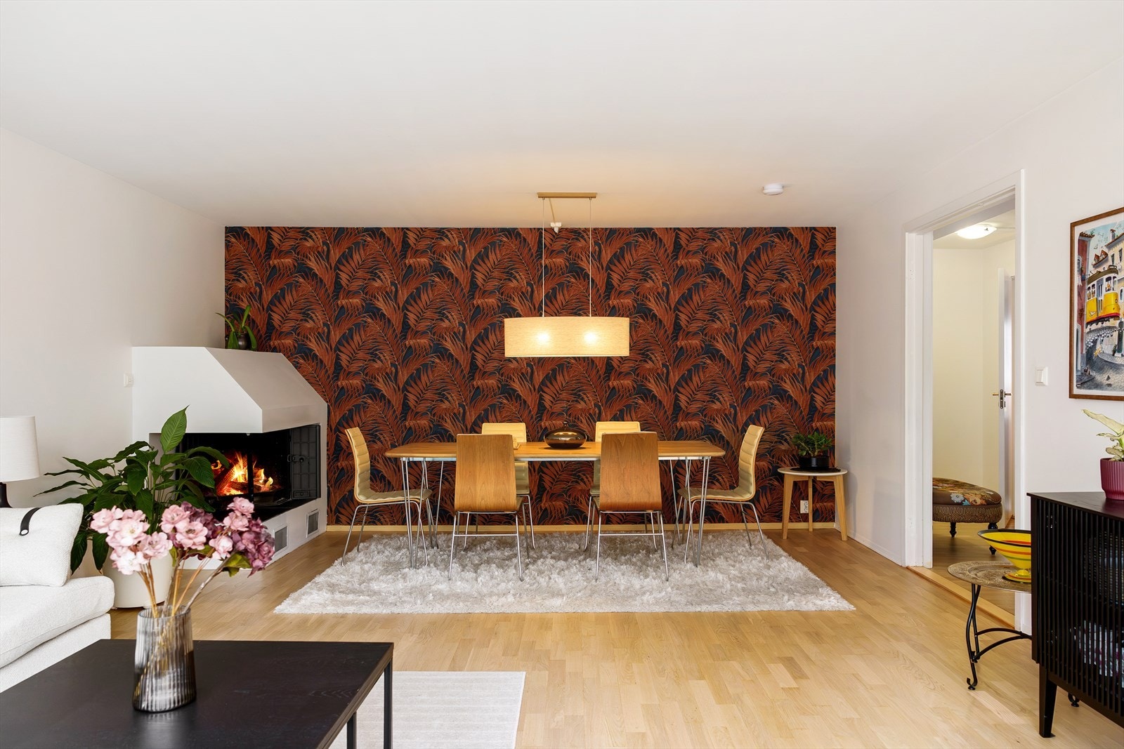 I stuen er det en hyggelig, plassbygd peis som gir både varme og en lun atmosfære på kalde dager. Galleribilde