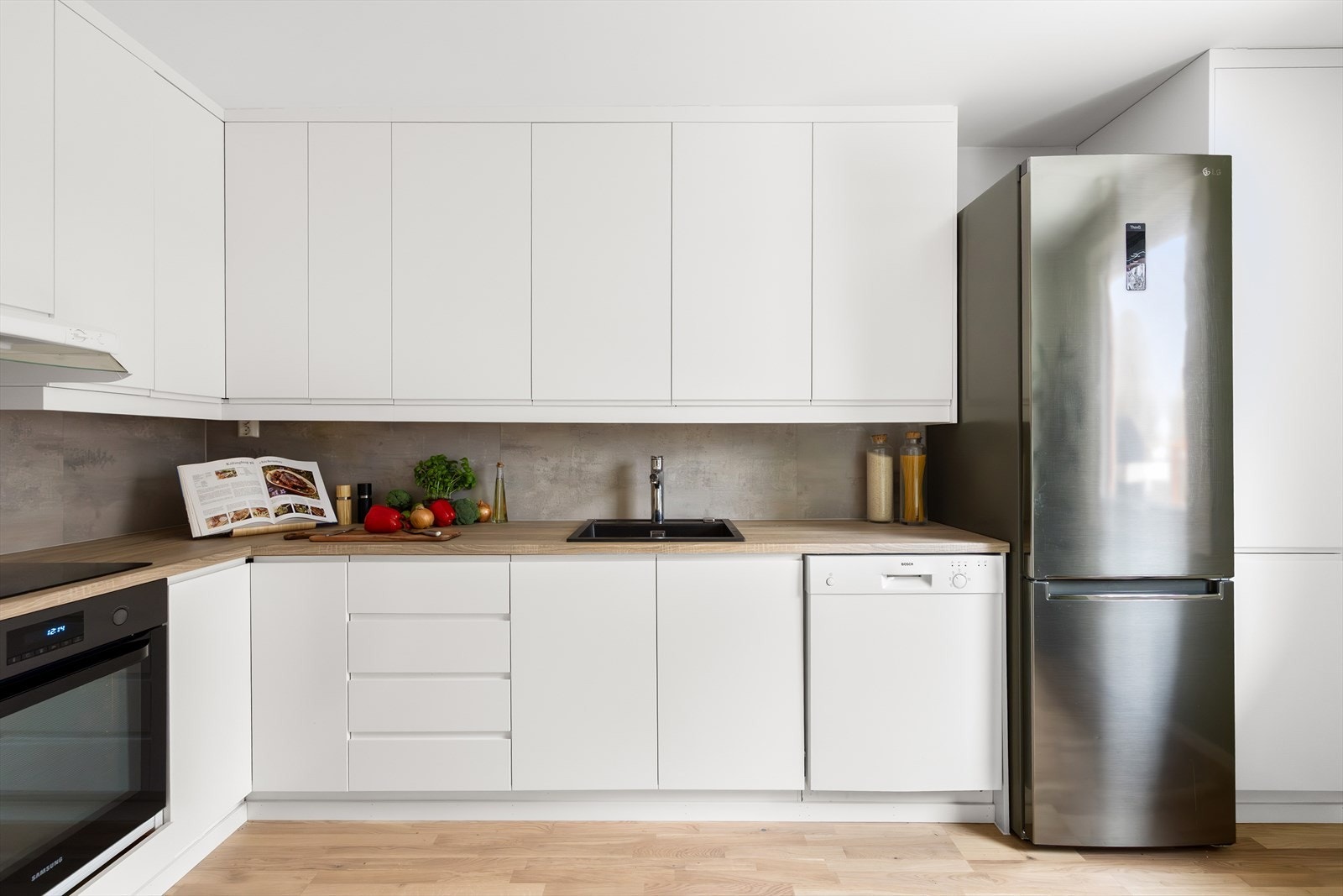 Kjøkkenet er utstyrt med integrerte hvitevarer som induksjonstopp, stekeovn og oppvaskmaskin. Galleribilde