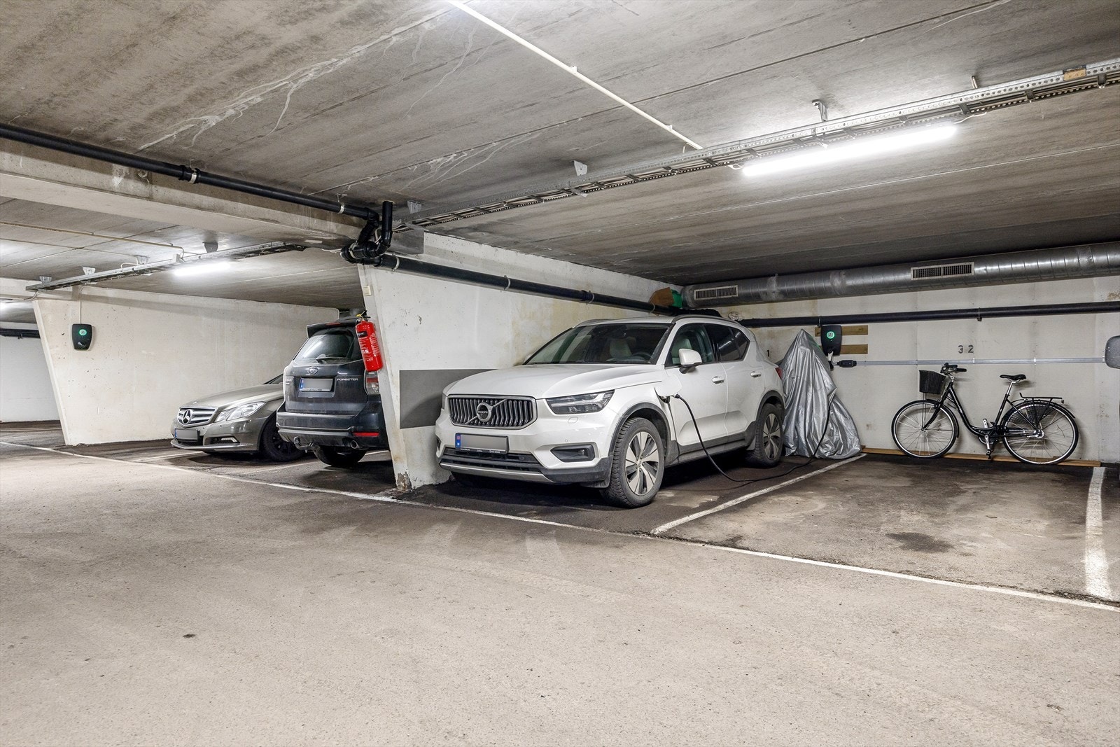 Det medfølger en garasjeplass med elbillader, merket med nr. 31, i felles garasjeanlegg i kjelleren i nabobygget. Galleribilde